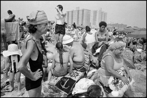 Толпы на пляже. США, Бруклин, Кони-Айленд, 1977 год.