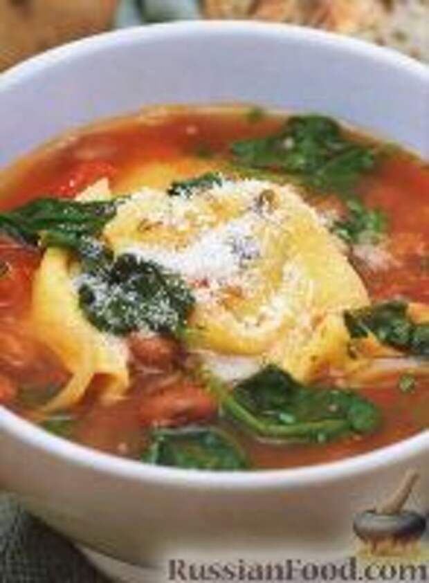 Фото к рецепту: Томатный суп с фасолью, шпинатом и тортеллини
