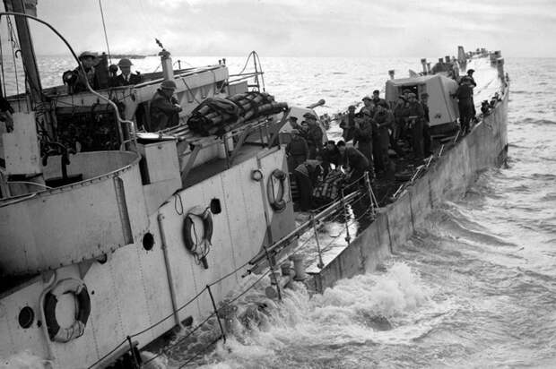 Экипаж лейтенанта Джорджа Фламанка покидает тонущее среднее вспомогательное десантное судно LCG(M) возле острова Валхерен. 1 ноября 1944 г. Великая отечественая война, архивные фотографии, вторая мировая война