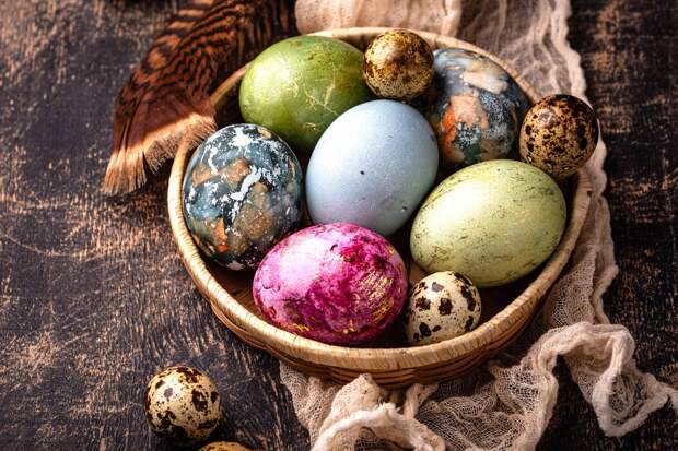 Как необычно покрасить яйца на Пасху: топ-8 оригинальных техник с пошаговыми инструкциями