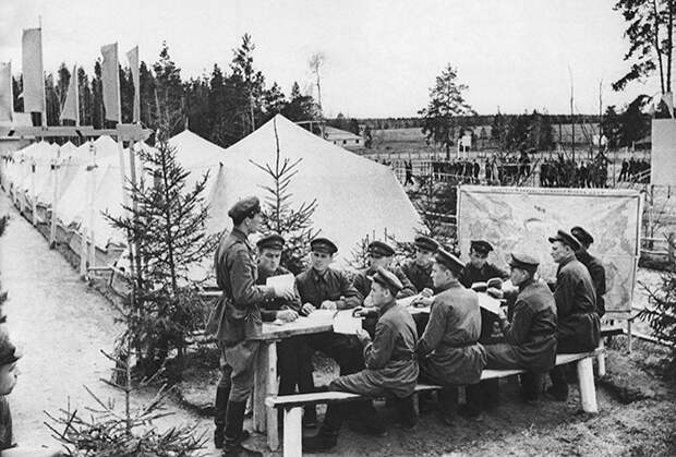Политзанятия в Красной Армии, май 1941 года