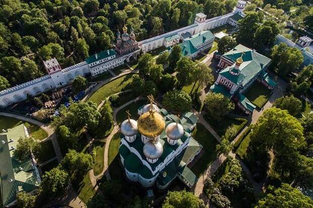 Решение о реставрации Новодевичьего монастыря было принято в 2012 г. Крупнейшие закупки для нужд реставрации от Министерства культуры – на сотни миллионов рублей – были сделаны в 2015 г., следует из документов, размещенных на портале госзакупок. Монастырь был основан в 1524 г. и по сей день является действующим. Комплекс исторических зданий признан особо ценным объектом культурного наследия федерального значения. В 2004 г. архитектурный ансамбль Новодевичьего монастыря был включен ЮНЕСКО в список всемирного наследия человечества