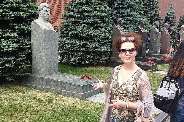 Когда мы во тьме, спотыкаясь, выходили из Мавзолея, Даша тихо сказала: "Боже, а Ленину-то как хорошо, прохладненько!" Фото: Денис КОРСАКОВ