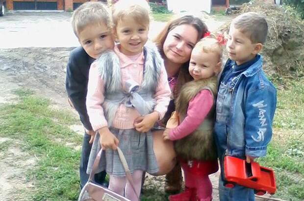 Кристина с детьми - Валерой, Ваней, Таней и Леной.
