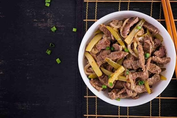 Азиатский деликатес на скорую руку: хрустящая говядина с овощами