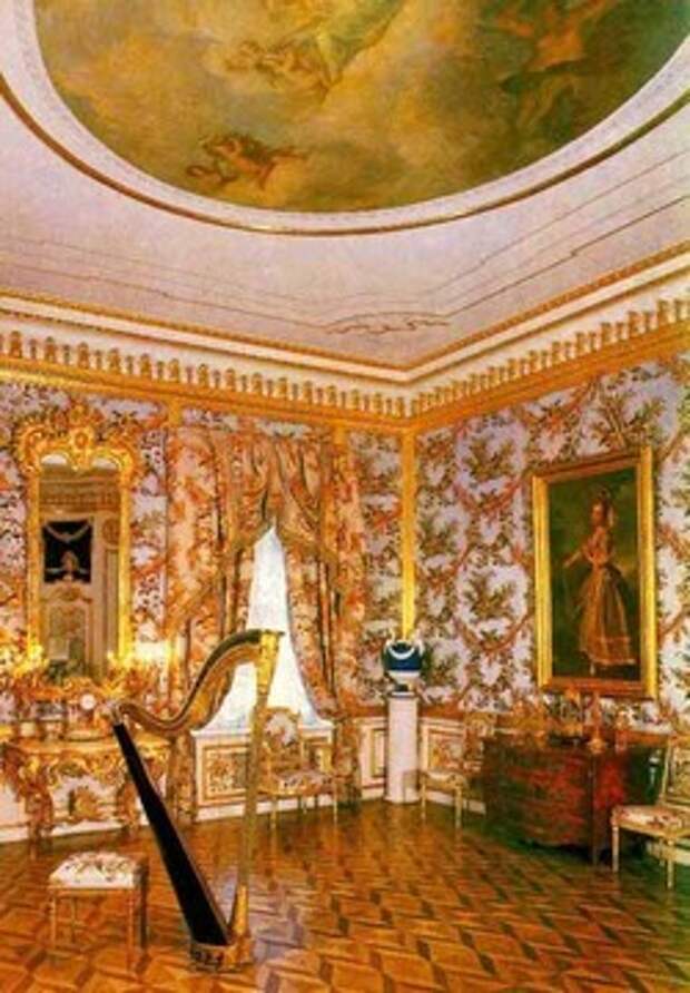 palace Большой Петергофский дворец, Куропаточная гостиная. Стены обиты дорогой тканью.