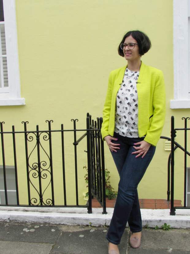 Casual outfit with a pop of lime Casual outfit with a pop of lime