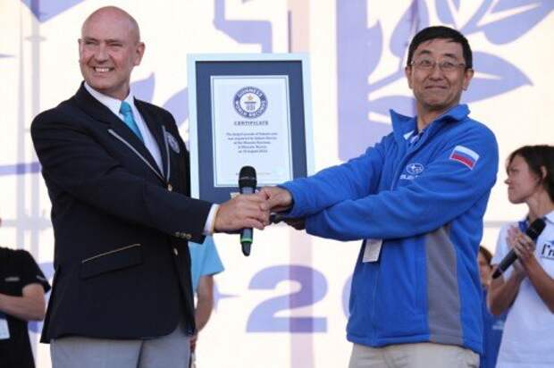 Официальный представитель Guinness World Records Ltd. Глен Поллард (слева) вручил сертификат гендиректору ООО «Субару Мотор» Кисимото Есики