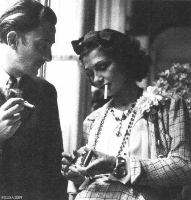 Коко Шанель и Сальвадор Дали на перекуре, 1938 году
