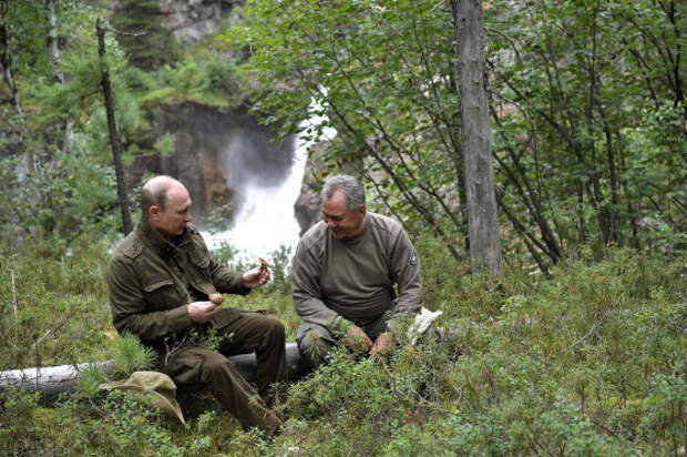 В сети появились фотографии рыбалки В. Путина.