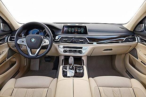 Рассеянная подсветка, сенсорные дисплеи системы iDrive и климат-контроля, а также обилие алюминиевых клавиш – именно этим прежде всего запоминается роскошный интерьер новой «семерки».