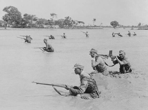 Солдаты национально-революционной армии во время наводнения на реке Хуанхэ в 1938 году