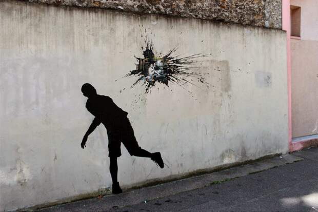 Новый шуточный стрит-арт на улицах Парижа от Pejac