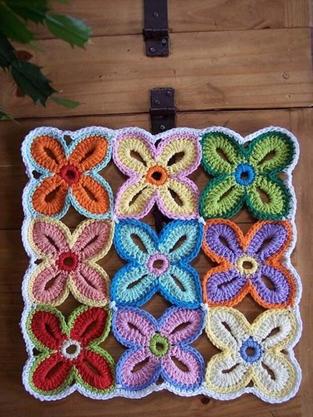 Lovely free pattern for Hawaiian Flowers.  Stitch them together however you like... I think this is a potholder.