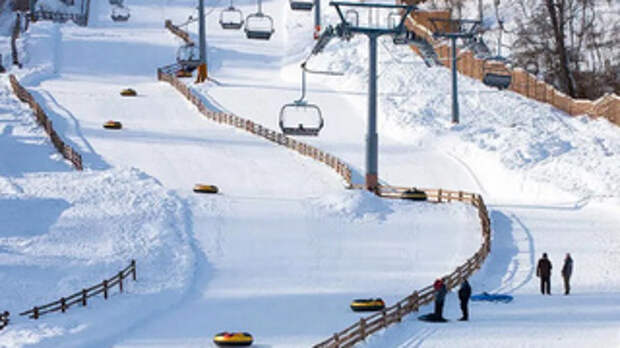 Оборудованные тюбинговые трассы / Изображение сгенерировано нейросетью