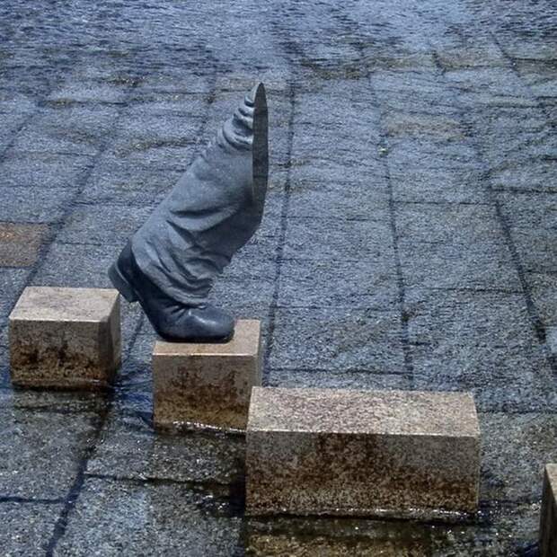 Скульптура из камня Хиротоши Ито (Hirotoshi Itoh)
