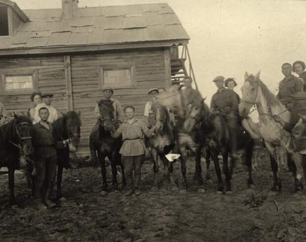 Члены коммуны Икор со своими лошадьми. СССР, 1930 год. 