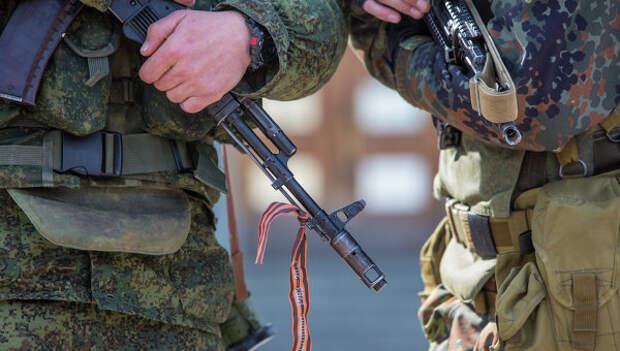 Военные у здания Верховного совета Крыма. 3 марта 2014 Военные у здания Верховного совета Крыма. 3 марта 2014