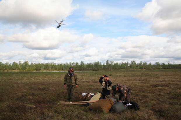 Вертолет улетел и оставил любителей экстрима наедине с дикой тундрой Мурманской области.