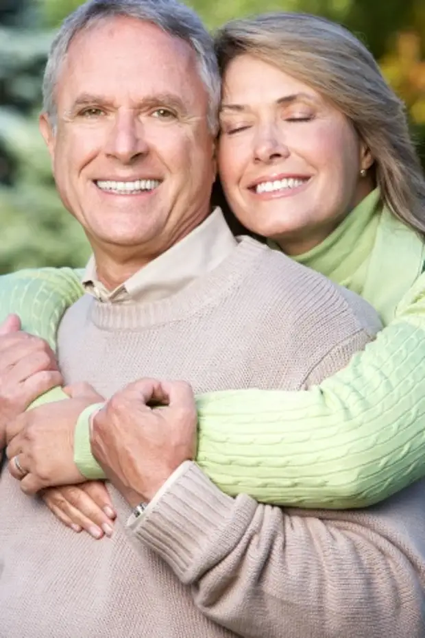 Домашнее пожилых мужа и жены. Пожилые люди. Счастливые пенсионеры. Фотосессия пожилой пары. Счастливые муж и жена.