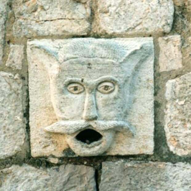 Отверстие для стока дождевой воды Человек-кот, Старый Город, Дубровник, Хорватия.