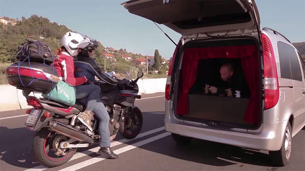 The-Trunk-Theater-a-theater-show-happening-in-the-trunk-of-a-car1__880