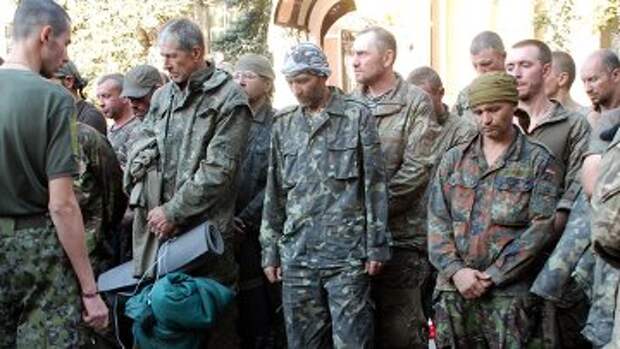Пленные украинские военные, вывезенные из окружения под Иловайском