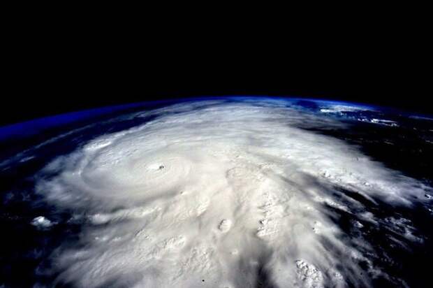 8. И раз уж речь зашла о космосе... Вы только посмотрите на этот ГИГАНТСКИЙ ураган, который сфотографировал астронавт Скотт Келли из космоса: земля, катастрофы, природа