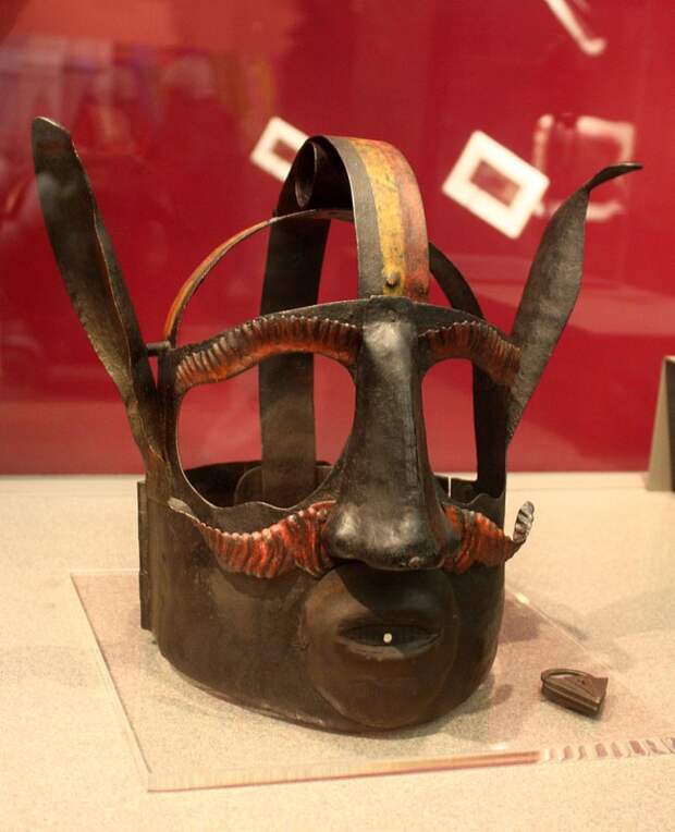 С помощью этой железной маски в Средневековье наказывали за сплетни