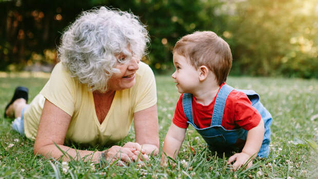 Забота о внуках полезна для мозга, выяснили психологи