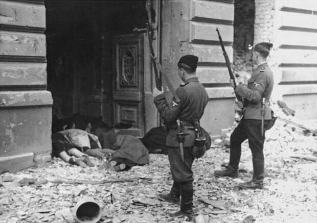 1943 год, Варшава. Украинские коллаборационисты (предположительно из дивизии СС «Галичина») участвуют в расстреле женщин и детей при подавлении восстания в Варшавском гетто