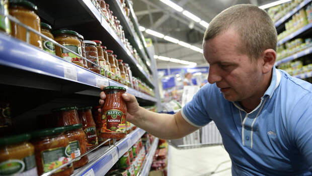 Овощные консервы фирмы Верес производства Украины в одном из супермаркетов Москвы. Архивное фото