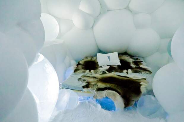 Все фантастические номера отеля вырублены из льда и созданы из снега (Юккасъярви, Швеция).