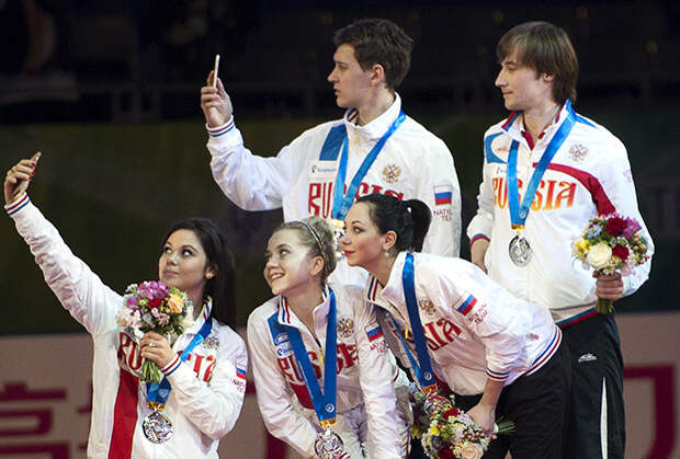 Российские фигуристы Елена Ильиных, Елена Радионова, Елизавета Туктамышева (слева направо на первом плане), Максим Ковтун, Руслан Жиганшин (слева направо на втором плане), завоевавшие серебряные медали на командном чемпионате мира по фигурному катанию в Токио. 