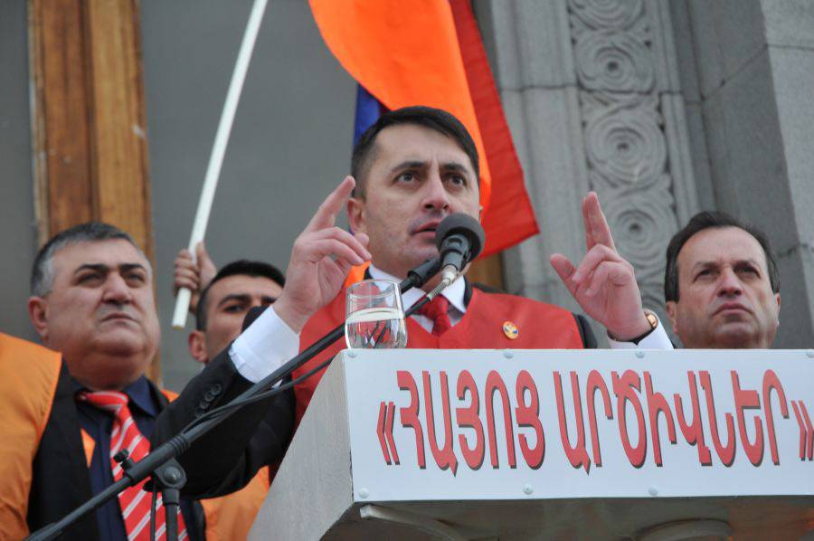 На митинге в Ереване потребовали союза с Россией и отставки Пашиняна На митинге в Ереване потребовали союза с Россией и отставки Пашиняна