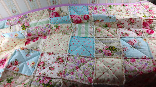 Купить любое текстильное изделие для дома не проблема. В магазинах большой выбор покрывал, пледов, комплектов постельного белья, одеял, подушек.-11