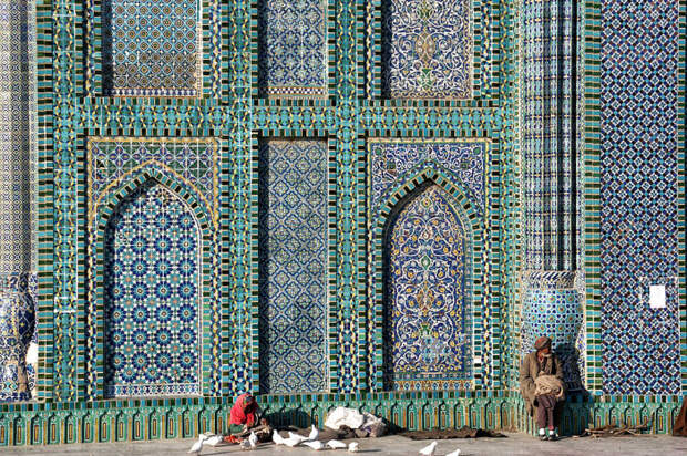 Афганцы уверены, что именно здесь покоится двоюродный брат Мохаммеда. А еще это самая красивая мечеть Афганистана. /Фото:ggpht.com