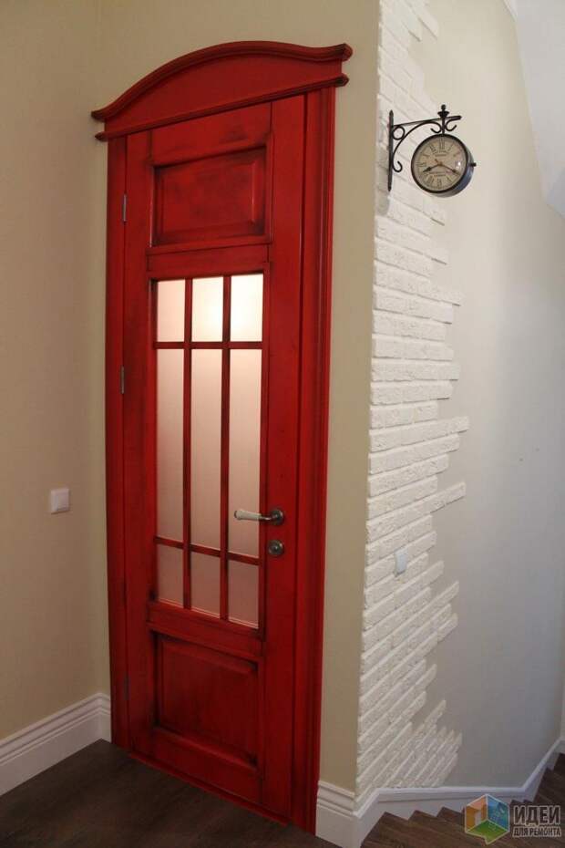 Красная дверь в ванную, стилизация под английскую телефонную будку