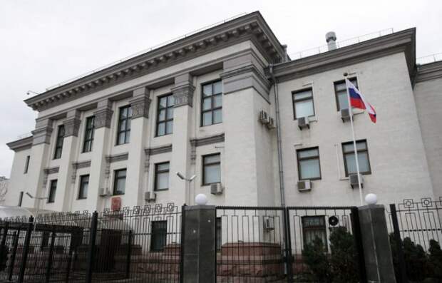 В Киеве разгромили фасад посольства России В Киеве разгромили фасад посольства России