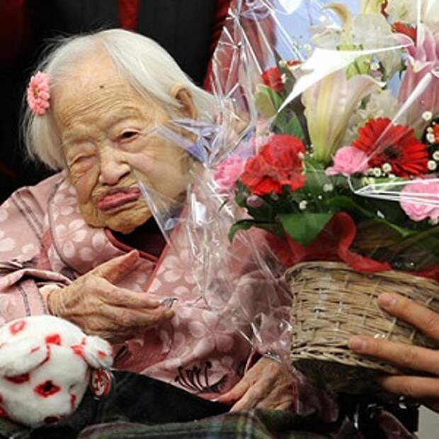 бабушки близнецы. человек ест сыр. раскрыт секрет долголетия. раскрыт секрет долголетия. раскрыт секрет долголетия.