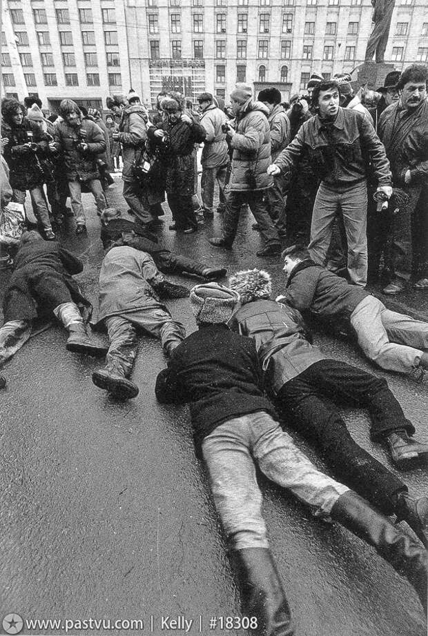 15 исторических фото Москвы 1991 года, когда было очень много митингов