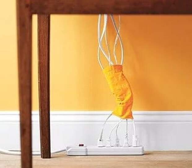 9. С помощью обычного носка можно собрать все шнуры, чтобы они не валялись, где попало.