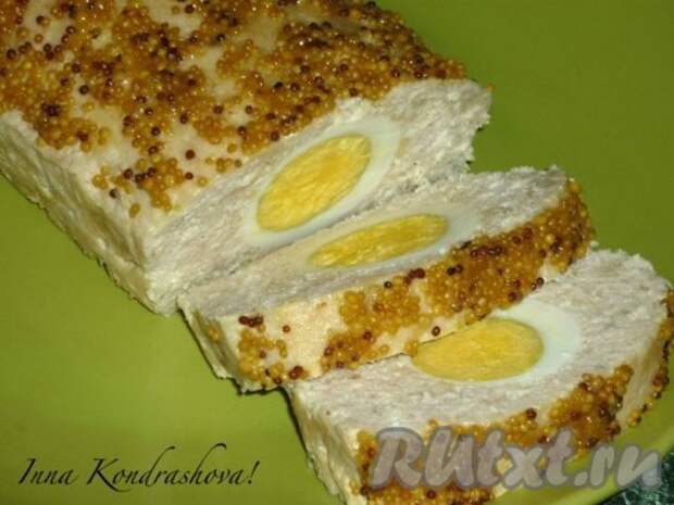Порезать мясной хлеб с яйцом на порционные кусочки и подавать к столу. 