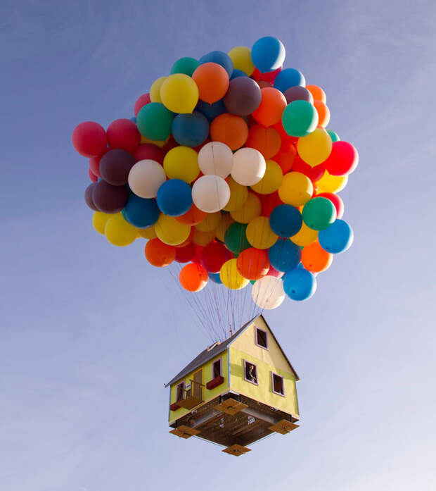 26. Команде ученых и инженеров удалось запустить в небо дом с помощью 300 воздушных шариков интересное, мир, фото