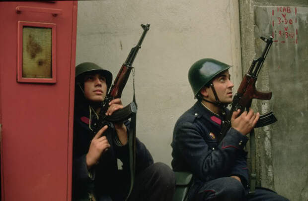 72-Soldierskeepsalookoutonthestreet.jpg 72-Soldierskeepsalookoutonthestreet.jpg