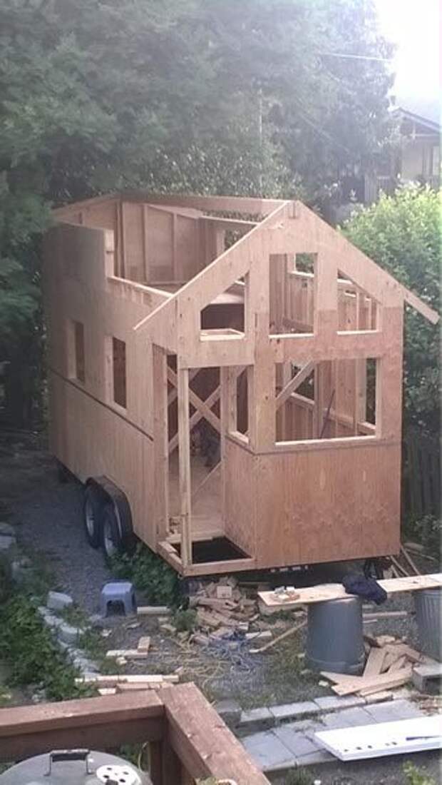 женщина построила дом на колесах, крошечный дом на колесах, внутри дома на колесах