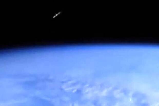 Камере МКС удалось заснять НЛО, пролетающий около Земли