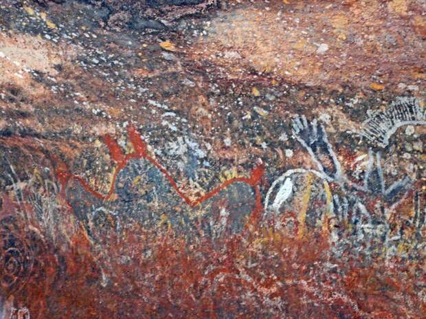 Наскальные рисунки горы Улуру (Айерс Рок),  Австралия. Фото