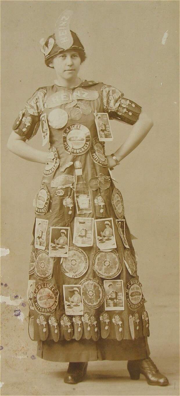 Женщины-баннеры 19 века, рекламирующие товары на своих платьях