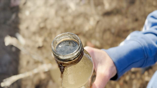 «Вода со вкусом бензина»: из скважины участке в Башкирии потекла «нефть»